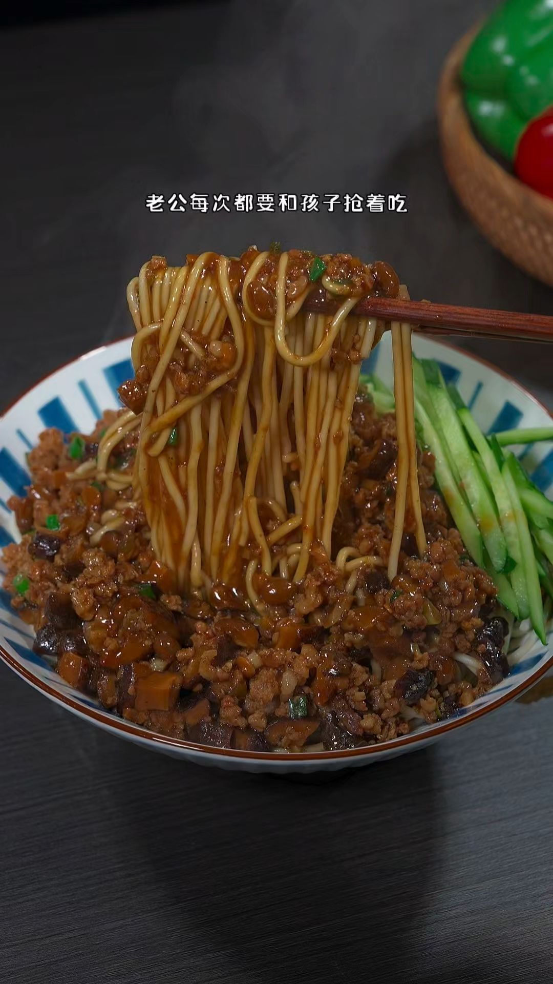这是我家一周要吃8次的香菇肉酱面,做法简单,酱香浓郁