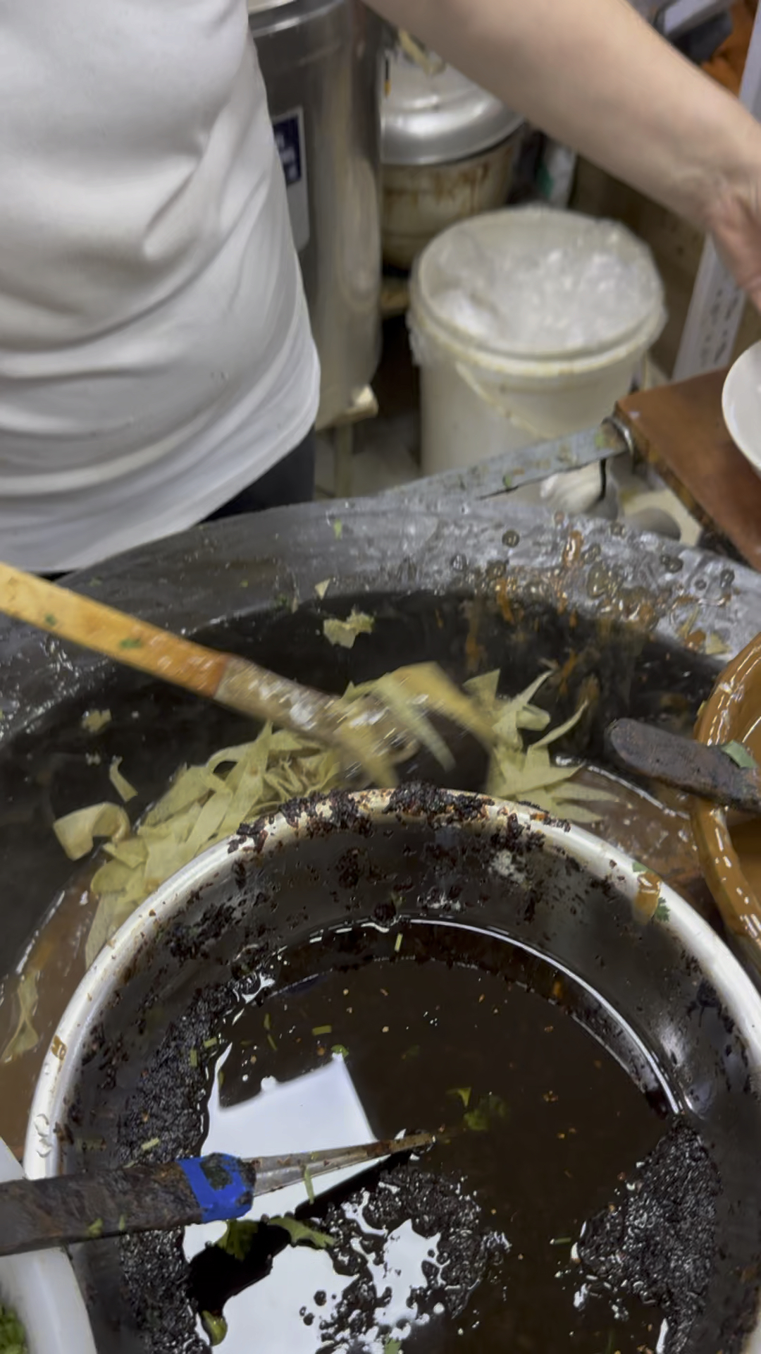 12块钱一碗天津特色小吃锅巴菜