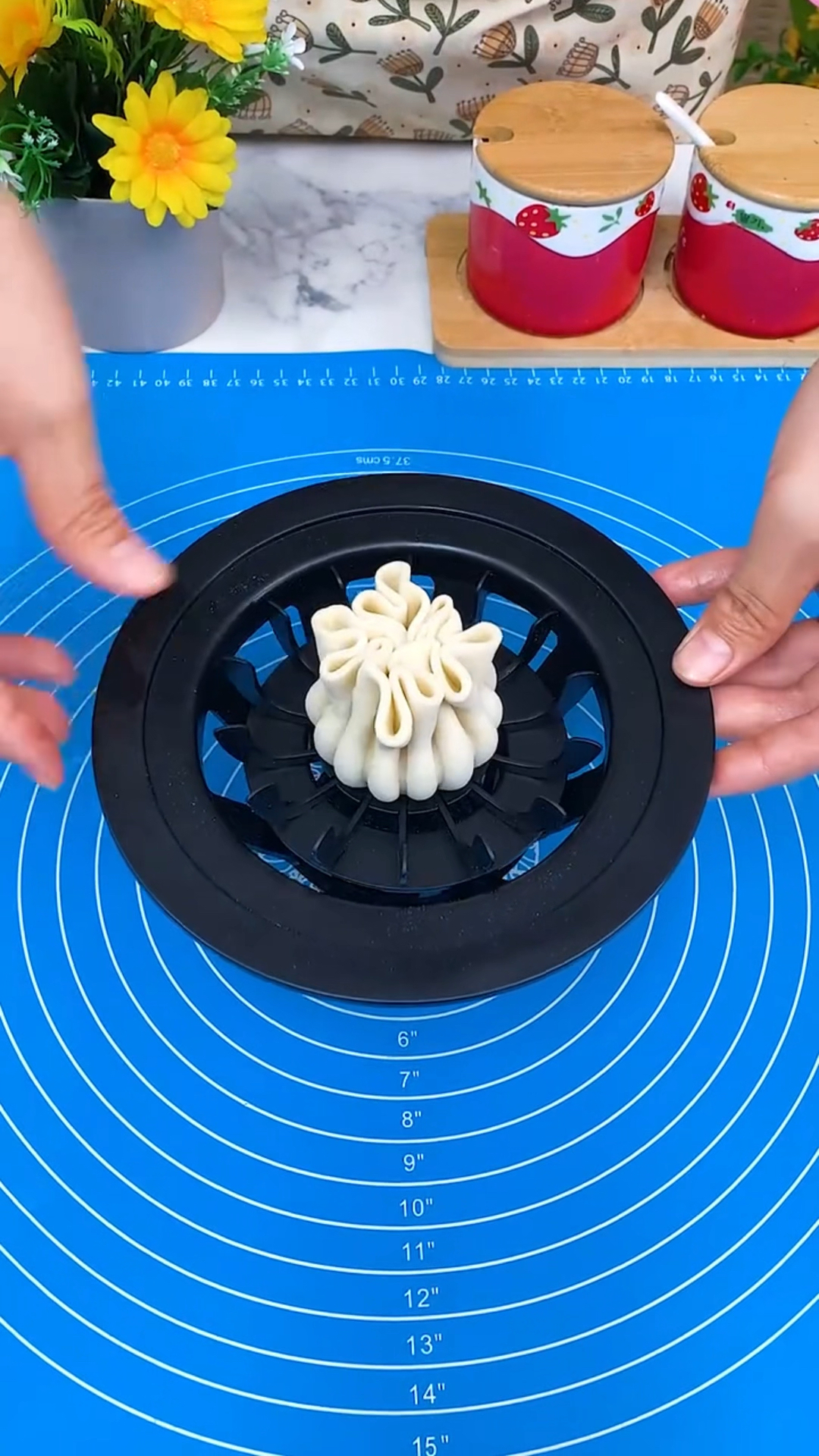 喜欢吃包子的就用这个包子模具,快捷方便,包出来很好看