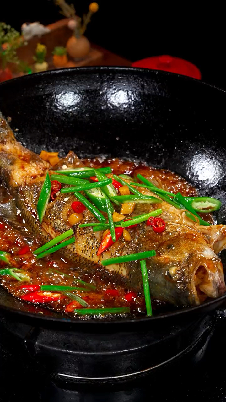 鲈鱼不要再清蒸啦,试试这道红烧鲈鱼。 肉质鲜嫩大人小孩都爱吃