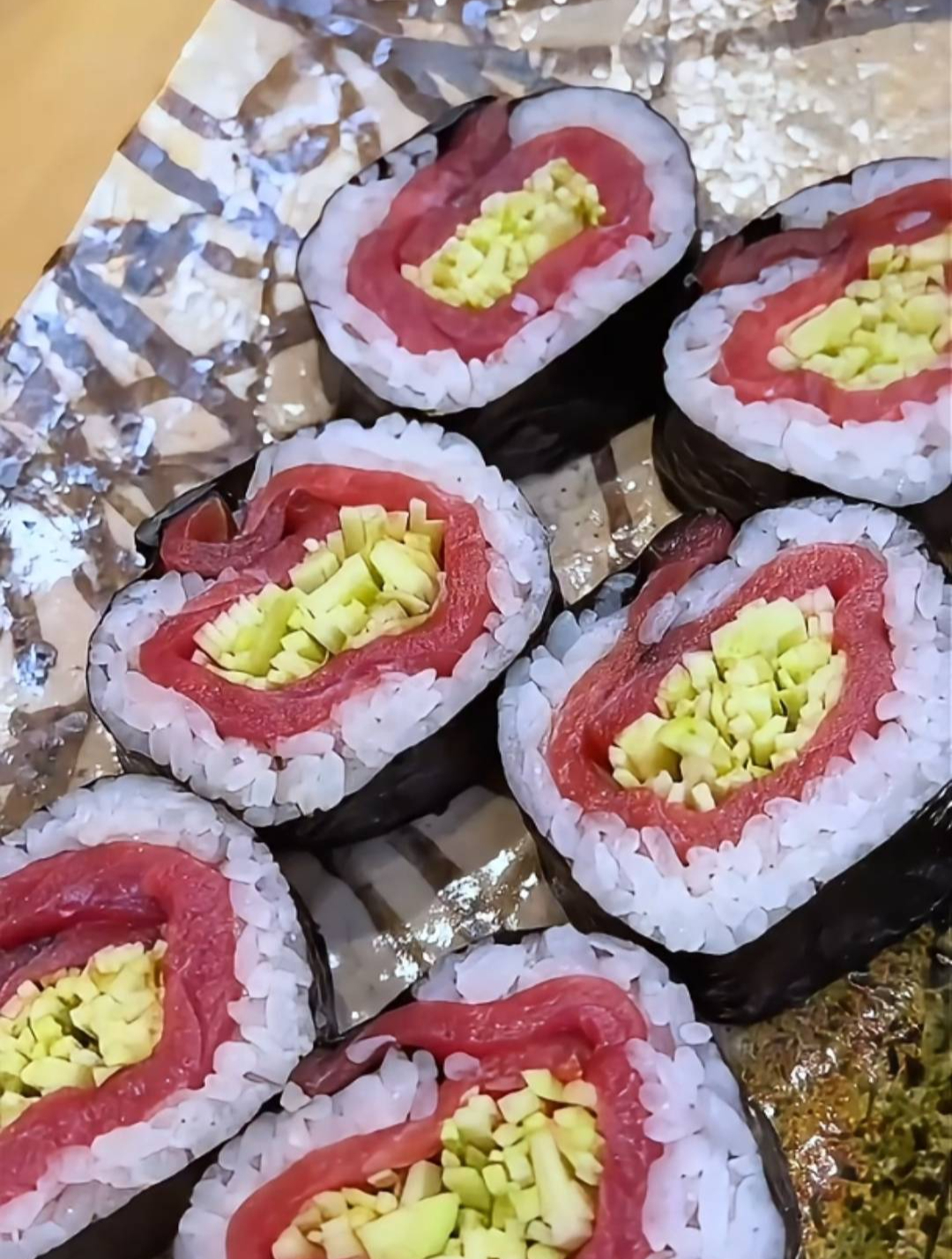 腌渍金枪鱼芥末寿司卷:辛辣与鲜美的完美碰撞,每一口都是惊喜!