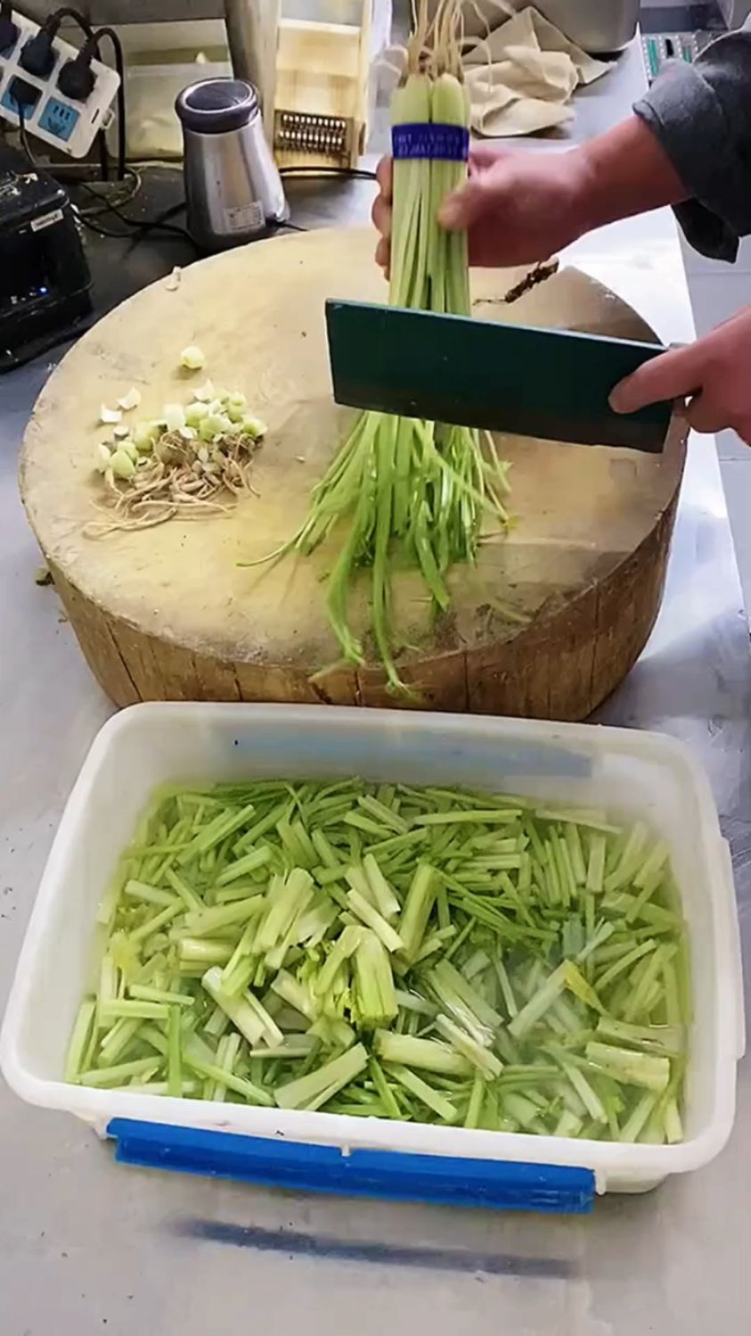 快速切芹菜的方法。
