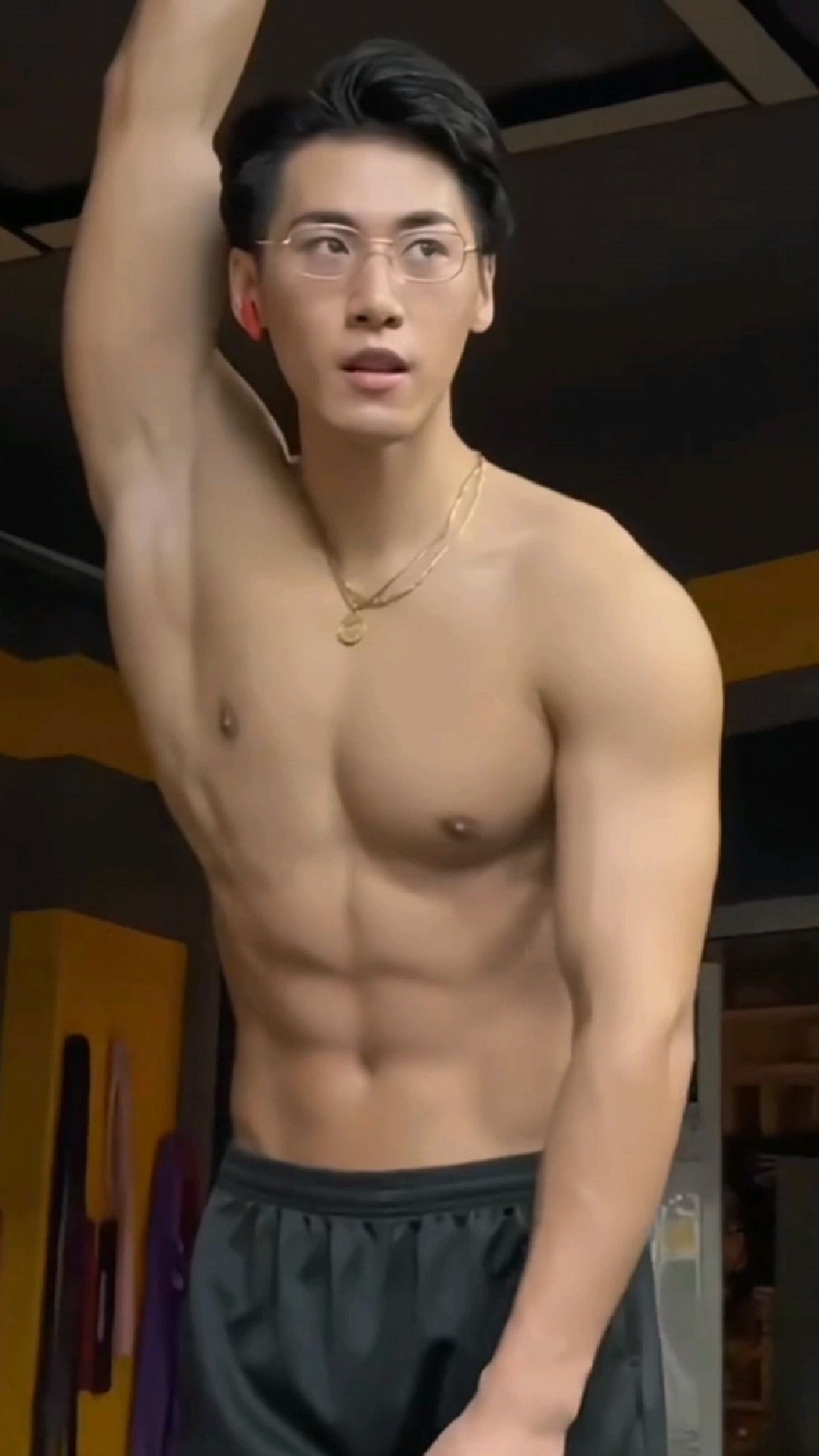 穿正装的健壮肌肉男,戴着眼镜,外型斯文帅气,颜值加身材超级棒