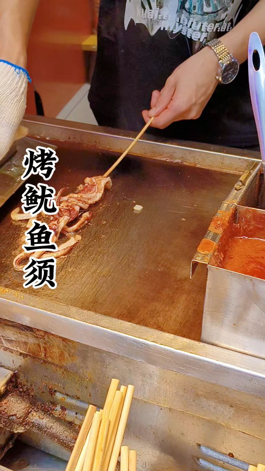 中央大街上的烤鱿鱼须十元一只,有想吃的来吧!