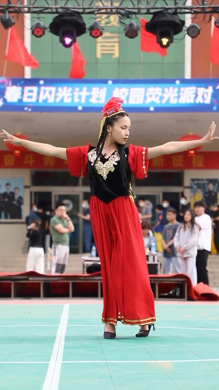 荧光派对马上开始,大家期待新疆舞吗?