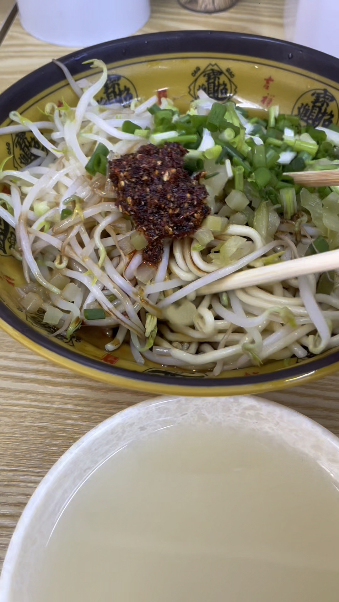 郑州老汉口热干面,面条吃起来筋道,放点辣椒,芝麻酱,葱花真香