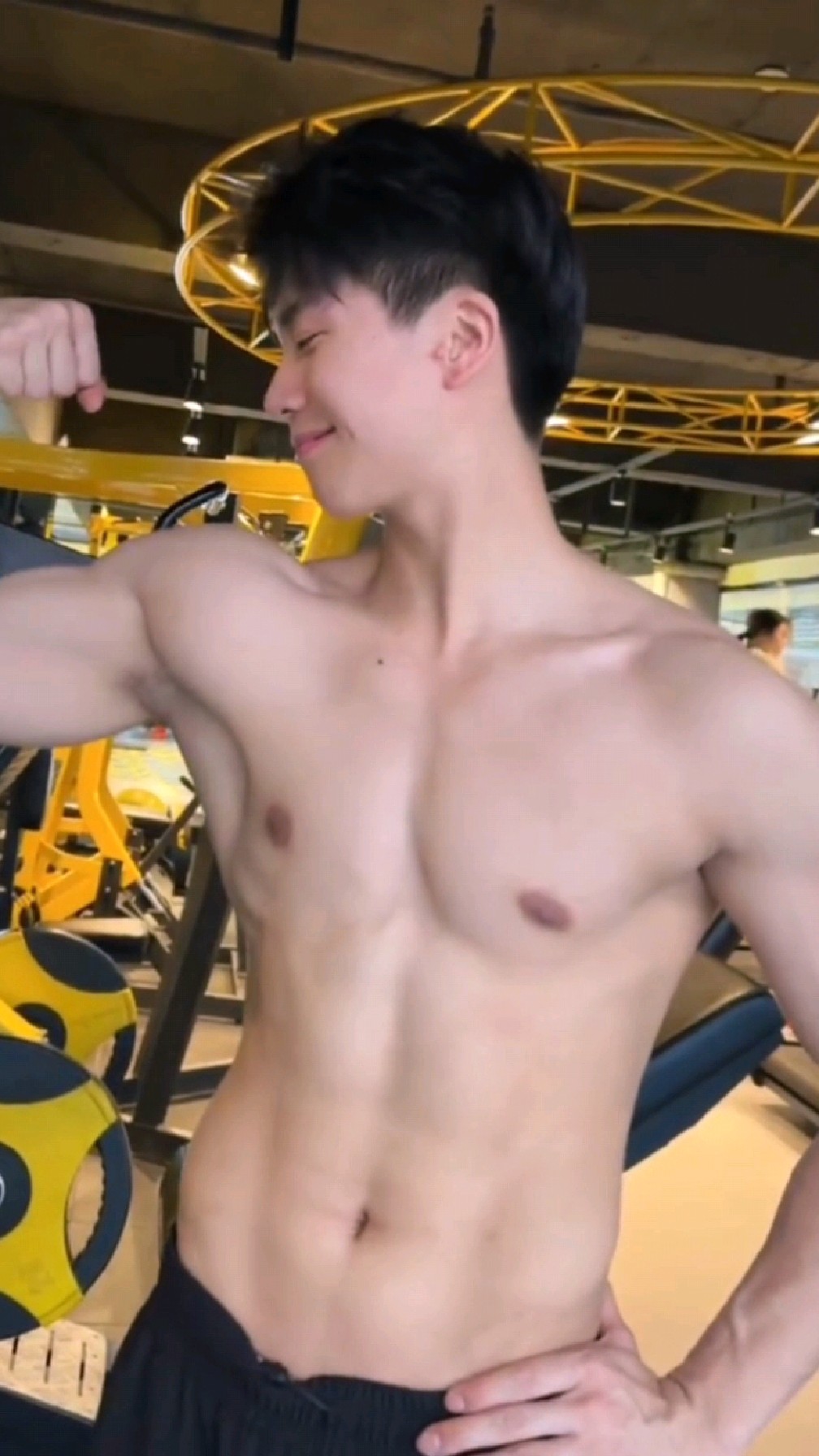 爱笑又甜的肌肉小奶狗,外形阳光酷帅,健身后都要自拍臭美一下!