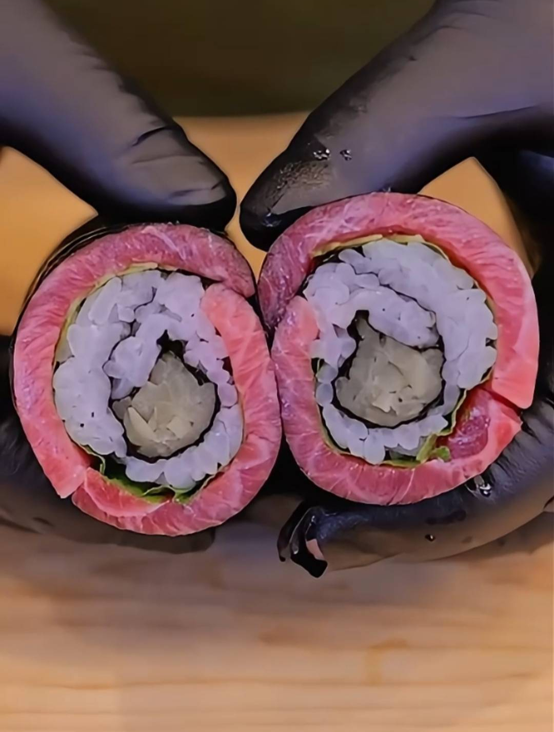 金枪鱼寿司卷:海洋之吻,鲜美绝伦的味蕾盛宴!