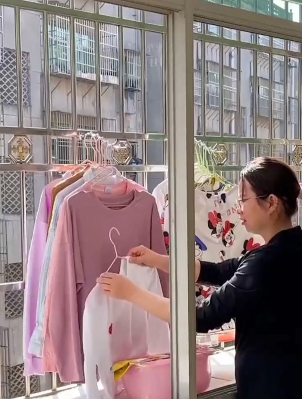 在防盗窗上卡一个防盗挂钩,衣服腊肉随便晒,干净,卫生还不占地