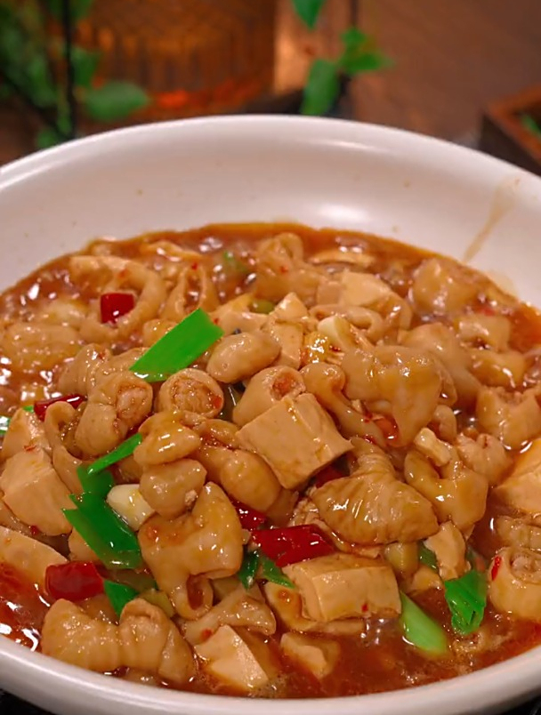 以后想吃肥肠了你就这样做个肥肠炖豆腐,鲜香软嫩,香辣又下饭