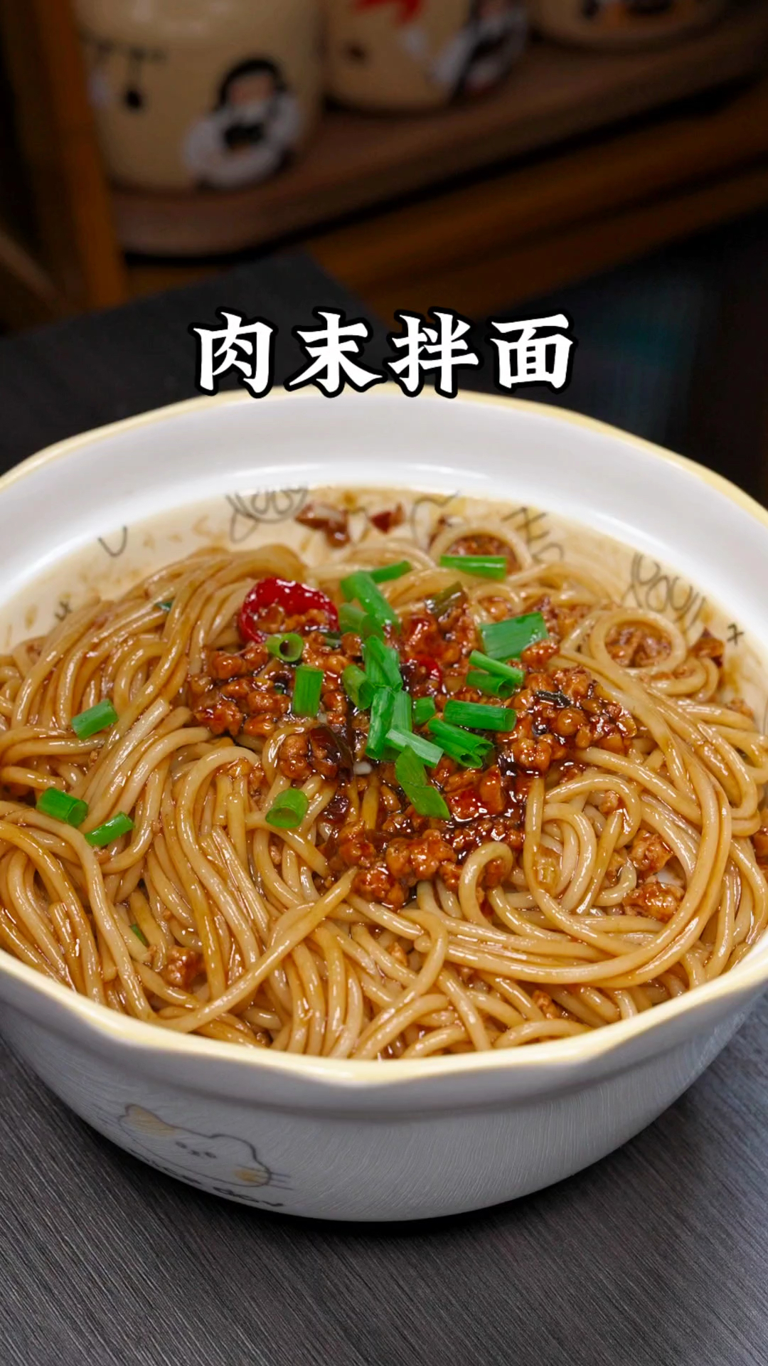 下班回家不想做饭,那你就用5分钟做一碗肉末拌面,香味十足