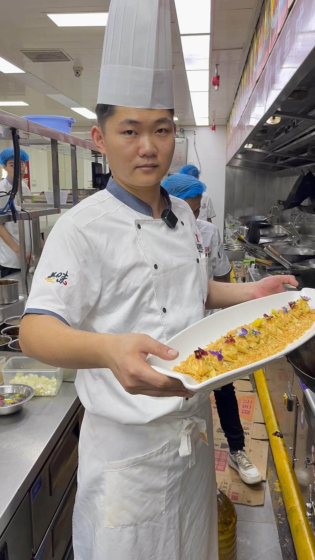 融合菜:酥米沙律虾球