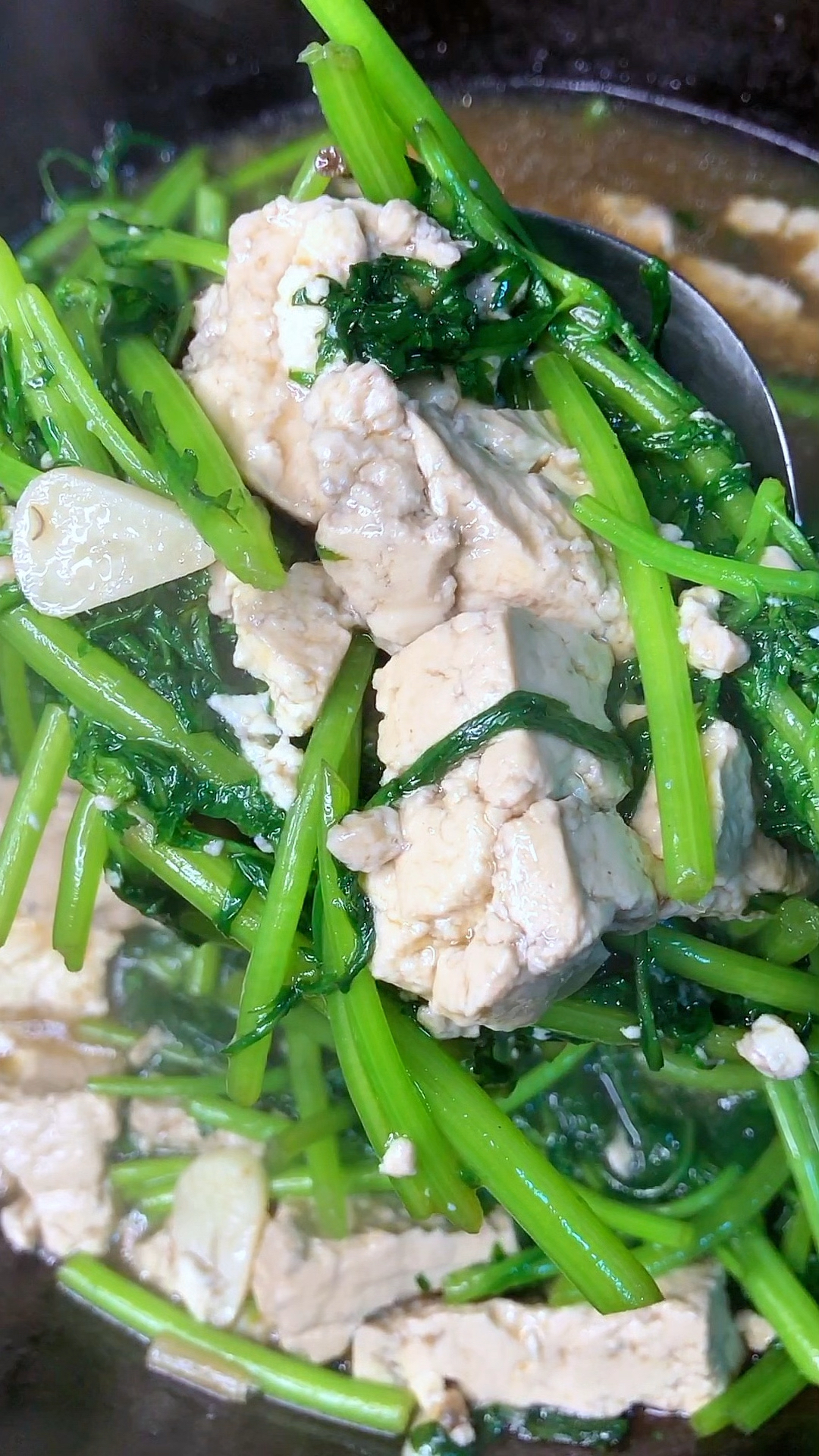 茼蒿炖豆腐,这样做比肉还好吃,不信您试试看