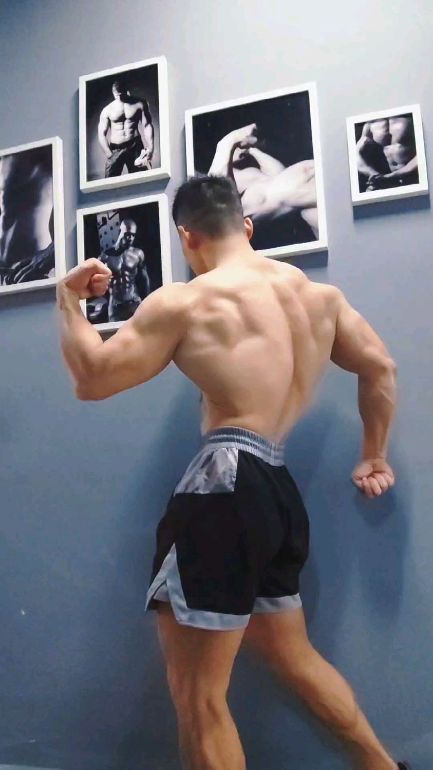 宽肩窄腰肌肉男可是你喜欢的