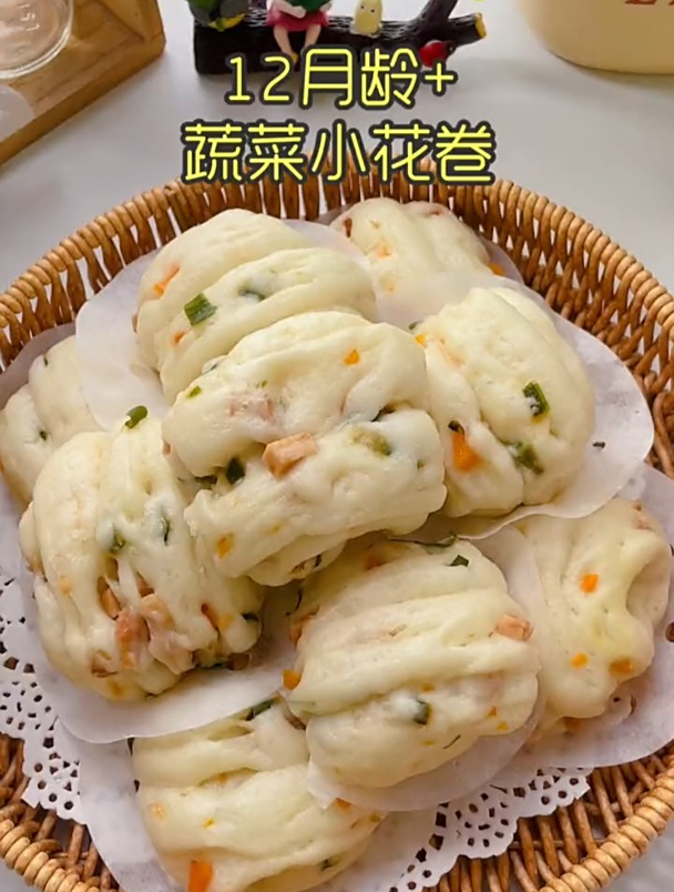 越是消化不好的宝宝越要吃发酵面食,这个午餐肉小花卷就非常合适