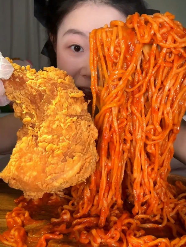 自己煮的椰汁黏糊火鸡面配上炸鸡真的香迷糊,又辣又过瘾