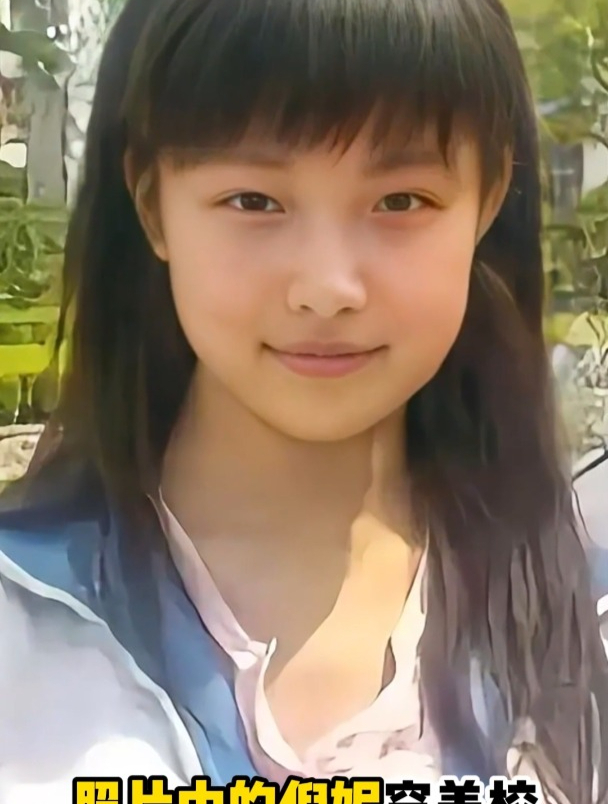 2006年,18岁的倪妮读高三时拍摄的照片,清纯甜美略显青涩