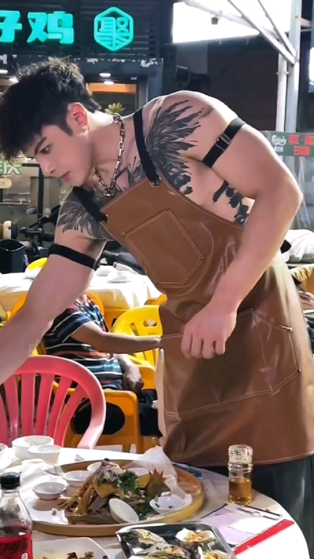 身高195的帅气肌肉男,烧烤店打工,体验生活吗?最后大妈眼神亮了