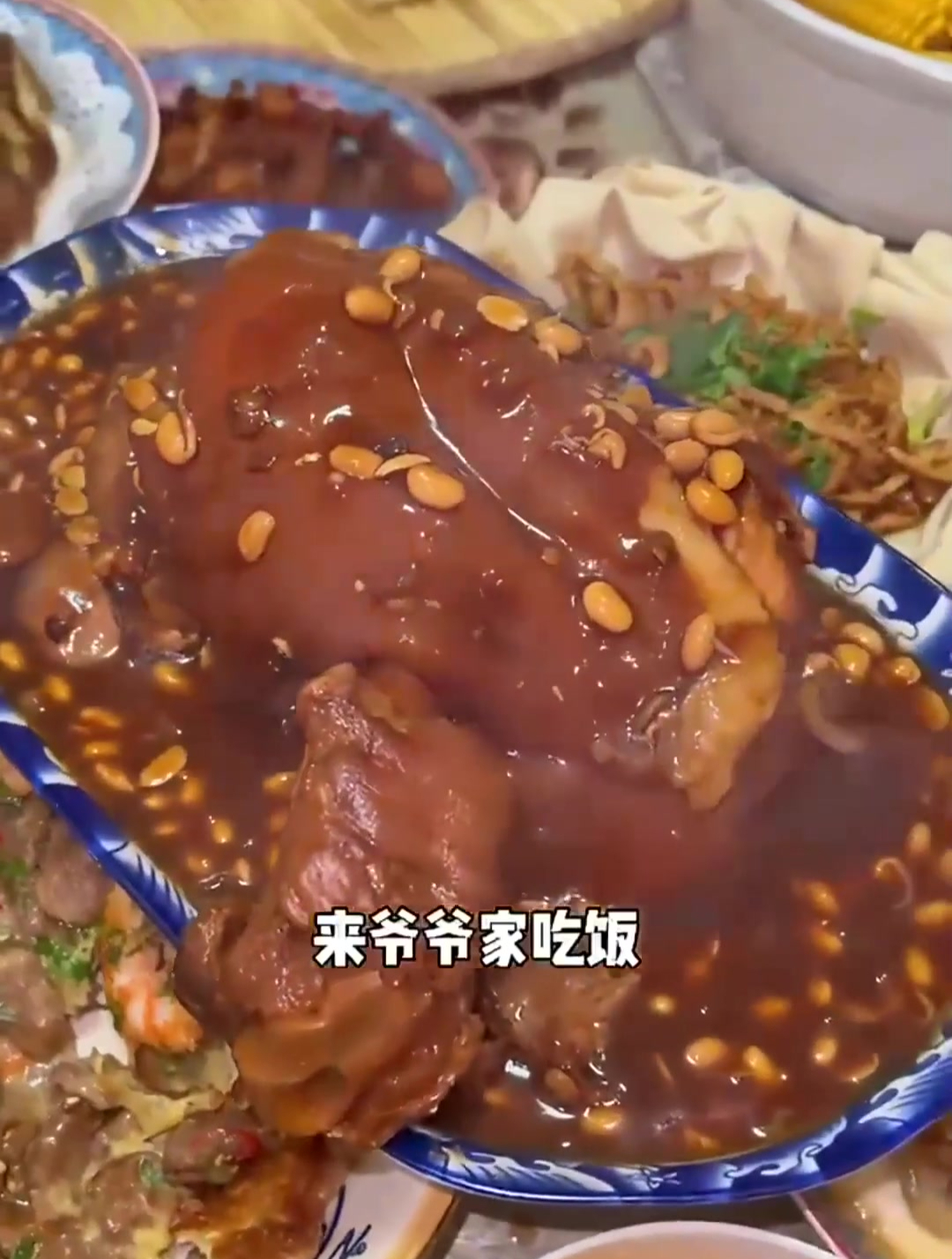 爷爷家的红烧大肘子,酸菜炖鱼,西红柿玉米排骨汤,还是家好