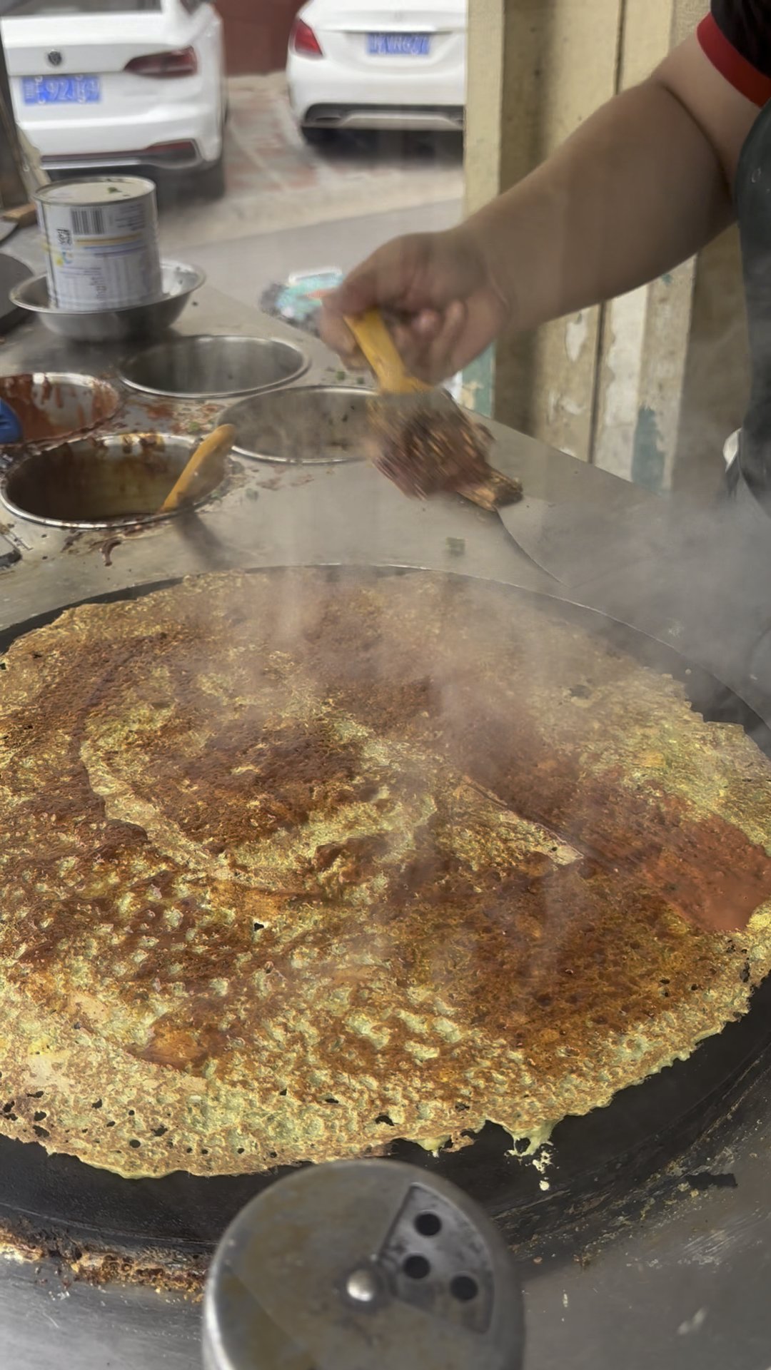 到了天津必刷的特色美食 实拍天津真素诚煎饼果子制作过程