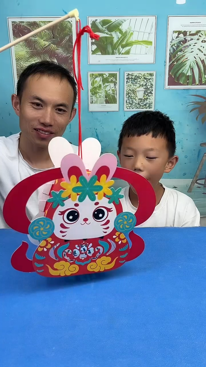 爸爸制作的灯笼太难看了 还是妈妈制作一个小兔子灯楼!