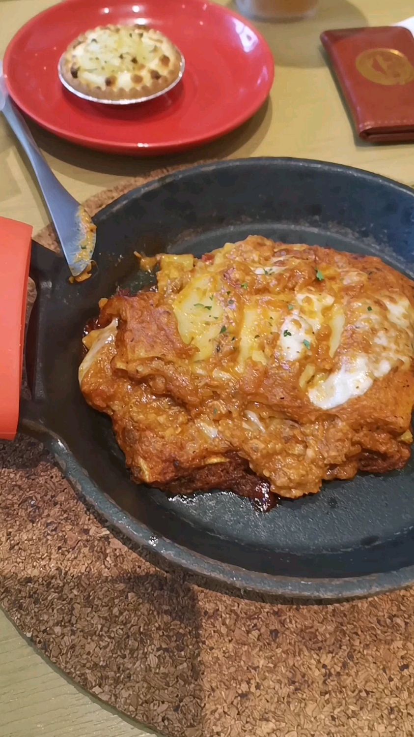 和朋友去长沙市中心玩,吃必胜客的铁锅焗意式肉酱千层面和披萨!