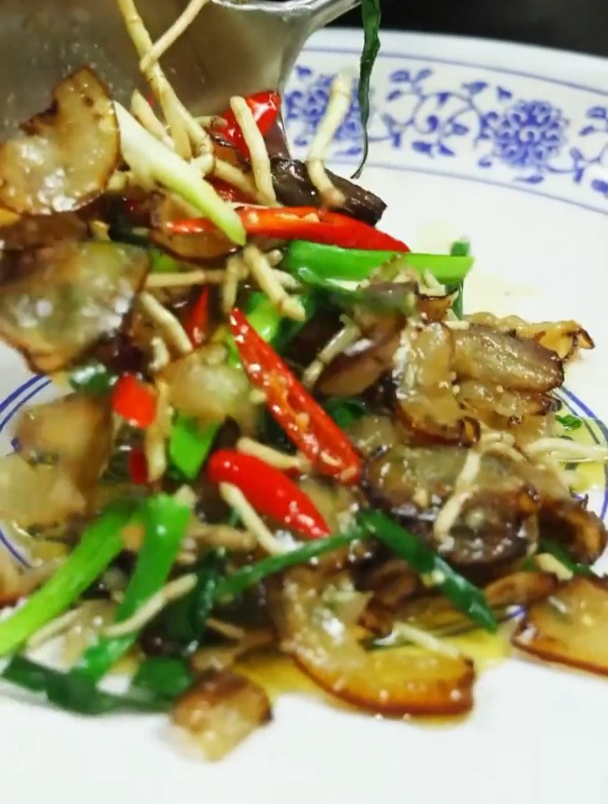 下饭菜天花板折耳根炒腊肉,做法简单、香气扑鼻,米饭更是吃到撑