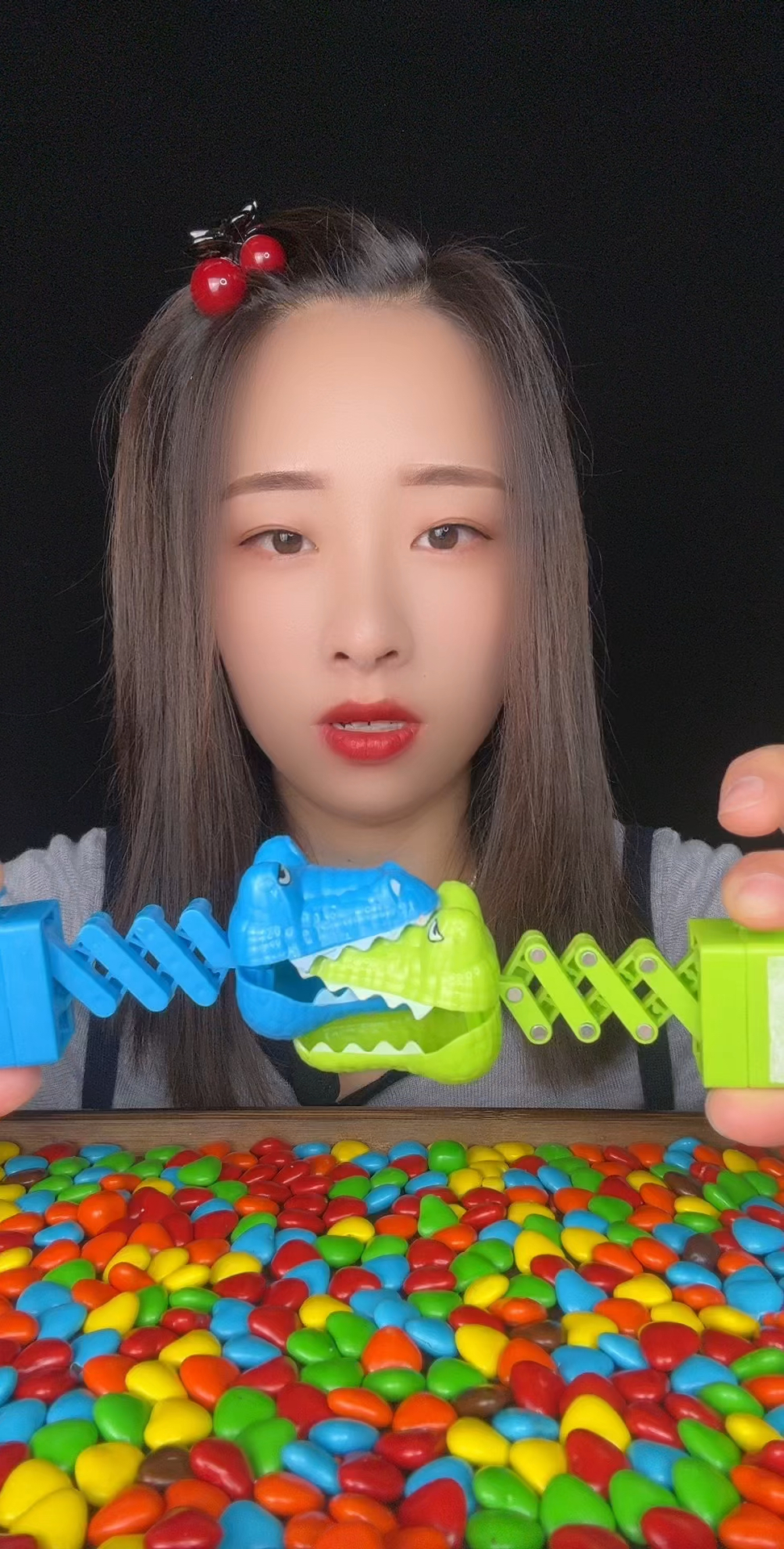 蓝色的鳄鱼和绿色的鳄鱼在吵架,这是为什么?