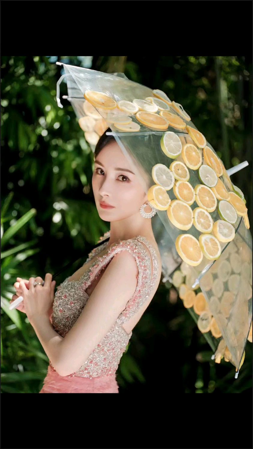 杨幂化身美人鱼,粉色鱼尾裙闪耀全场,橙子伞成新潮流