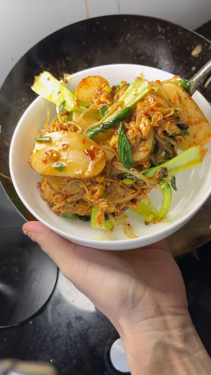 不想做饭的时候炒上一盘鸡蛋炒年糕,糯糯唧唧的,特别的好吃!