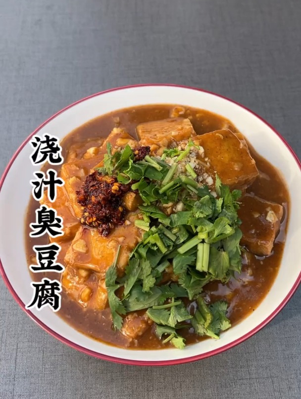 每次路过夜市路边摊,都会忍不住,买一碗的,浇汁臭豆腐