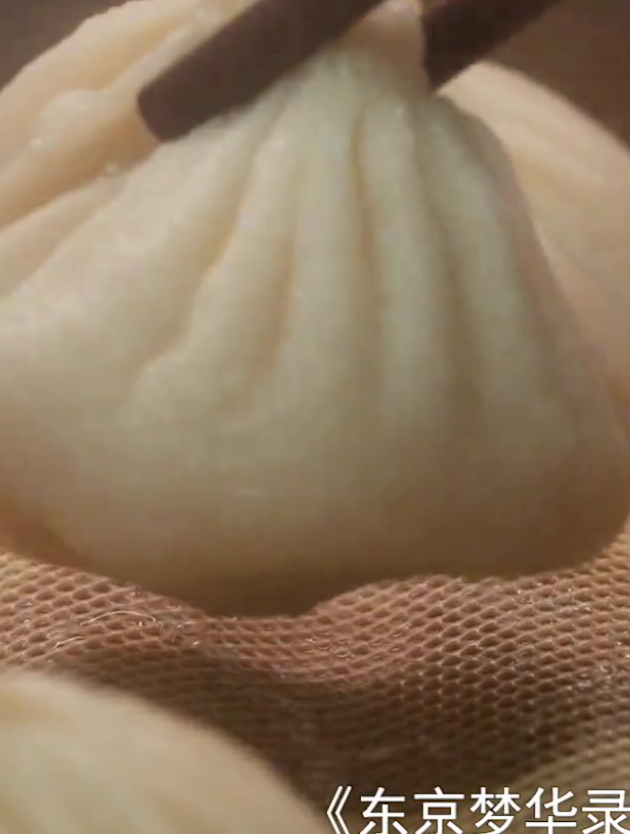 加入皮冻的肉馅+软硬适中的面皮=20道褶的开封灌汤包!