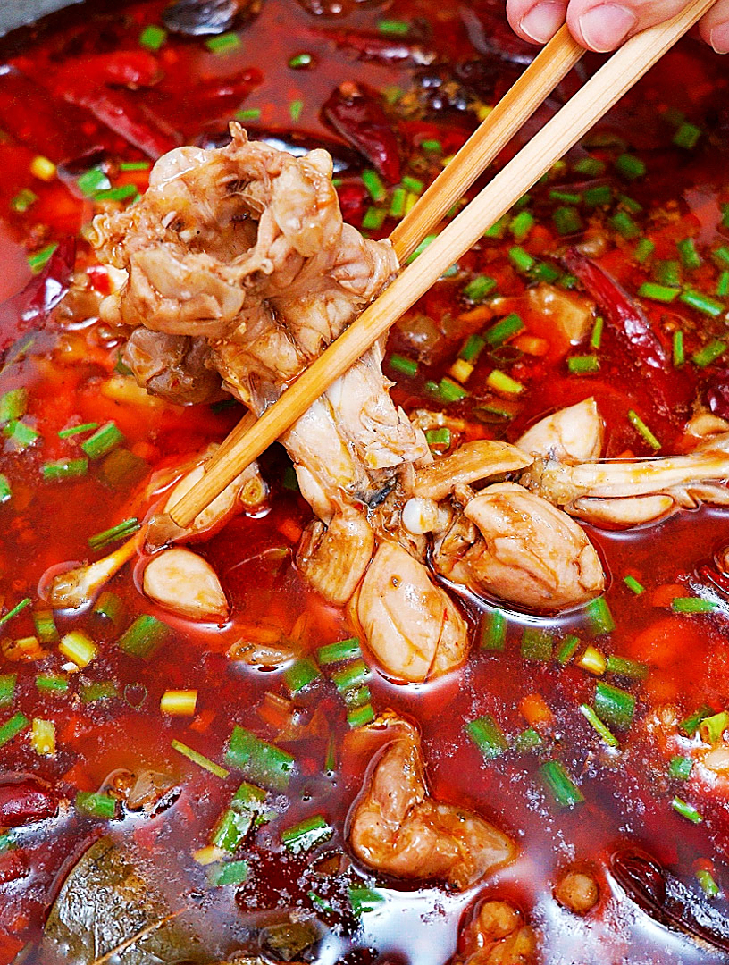 又辣又麻又过瘾的水煮牛蛙