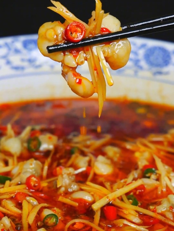 今天做一道现在非常流行的江湖菜鲜锅仔姜蛙,肉质细嫩,鲜辣入味