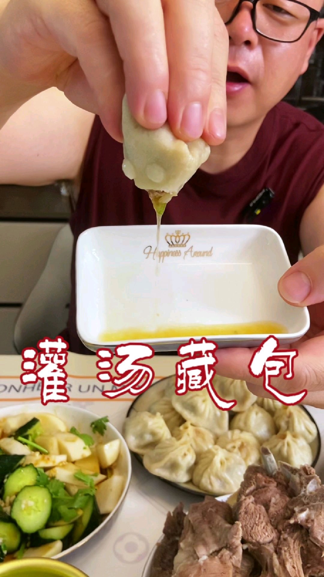汤汁满溢独具特色的灌汤藏包。一口咬下,鲜美的汤汁在口中爆开!