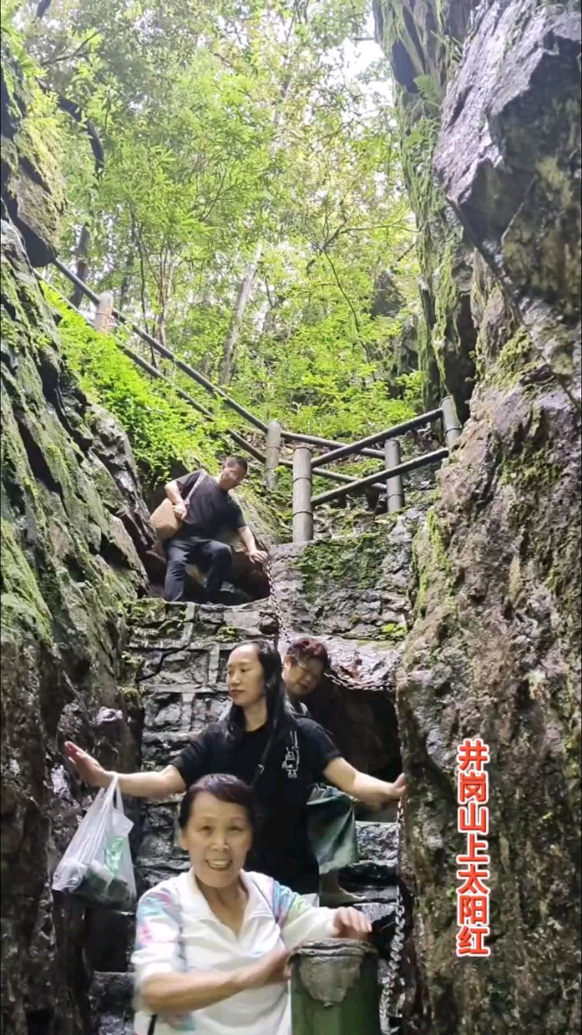 黑鸭子组合演唱《井冈山上太阳红》休闲姐妹倾情展示