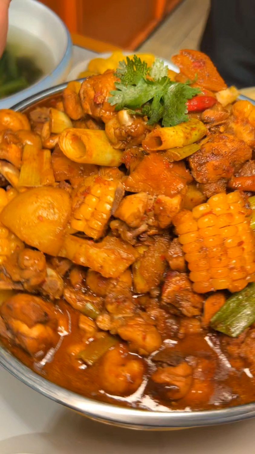 西安人爱吃的大盘鸡,当然是西部来客鲜炒大盘鸡,鸡肉现炒入味