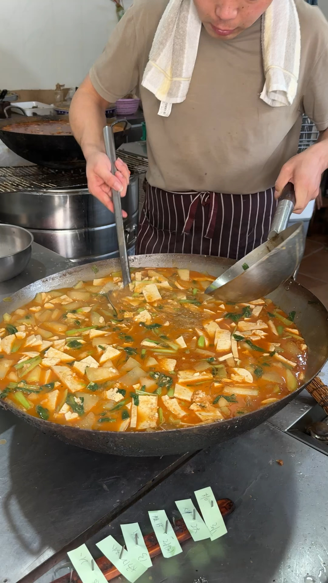 河南开封洧川羊肉烩豆腐,20一碗,加上一勺辣椒,看颜色真不错