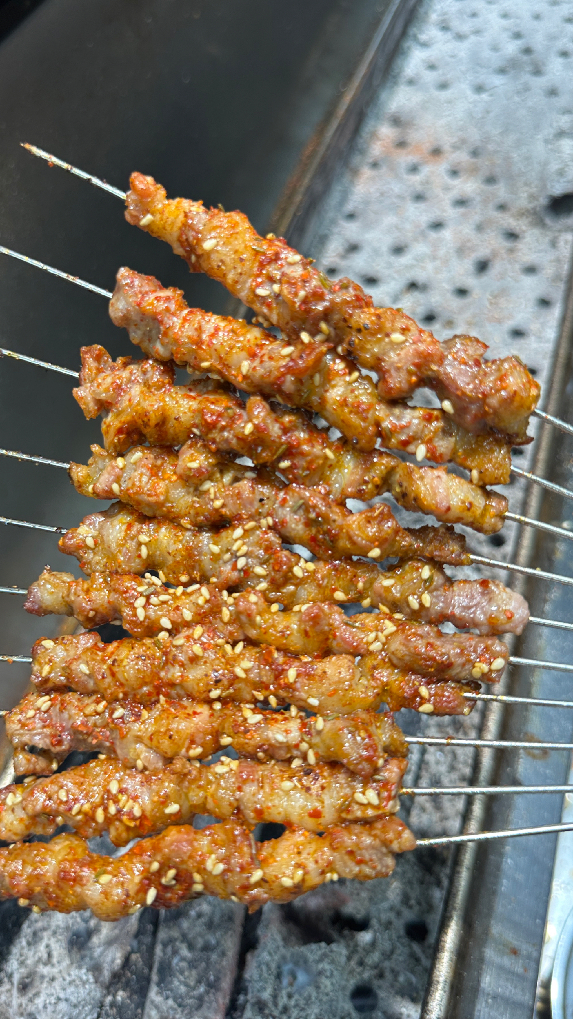 羊肉串到底怎么烤才好吃呢,今天老李一个视频教会你
