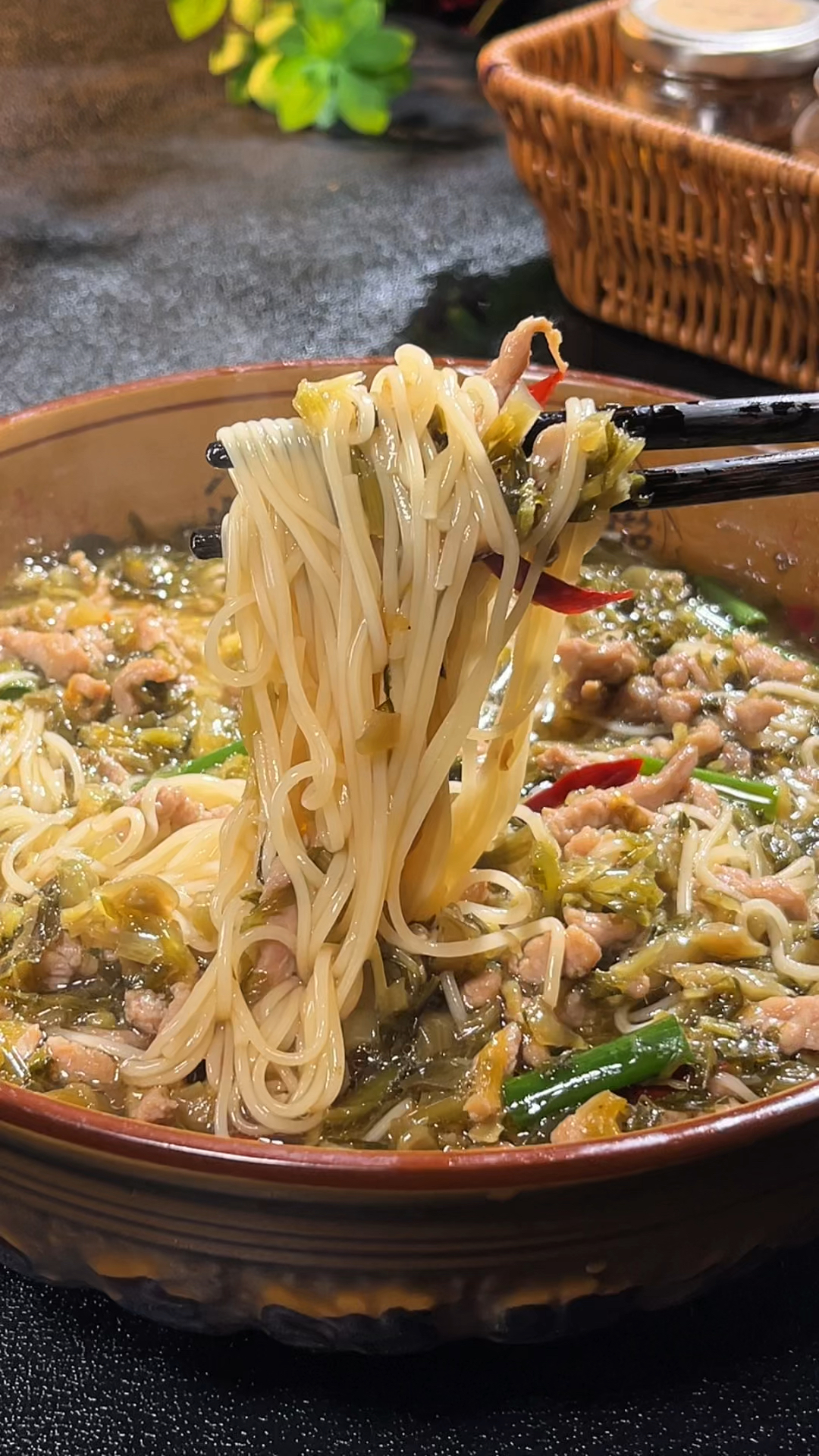 喜欢吃面条一定要试试这个雪菜肉丝面,汤鲜味美,做法还非常简单
