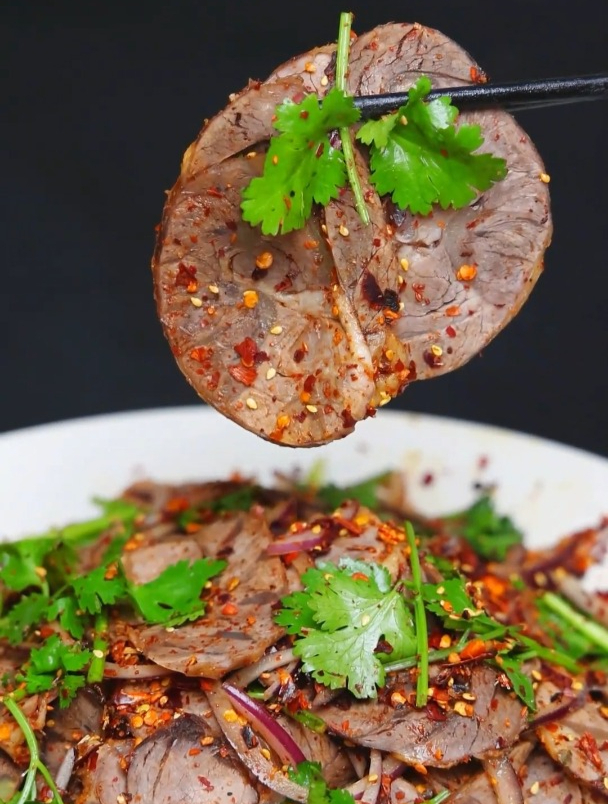 牛肉像我这样做一道干拌牛肉,麻辣干香,嚼劲十足!