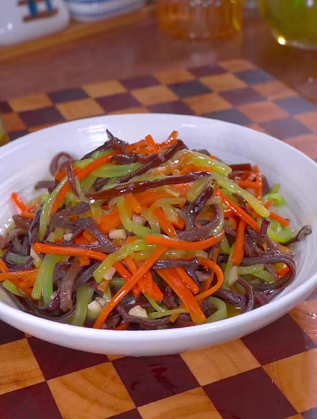 平常大鱼大肉吃的太油腻,可以试试这道素炒三丝