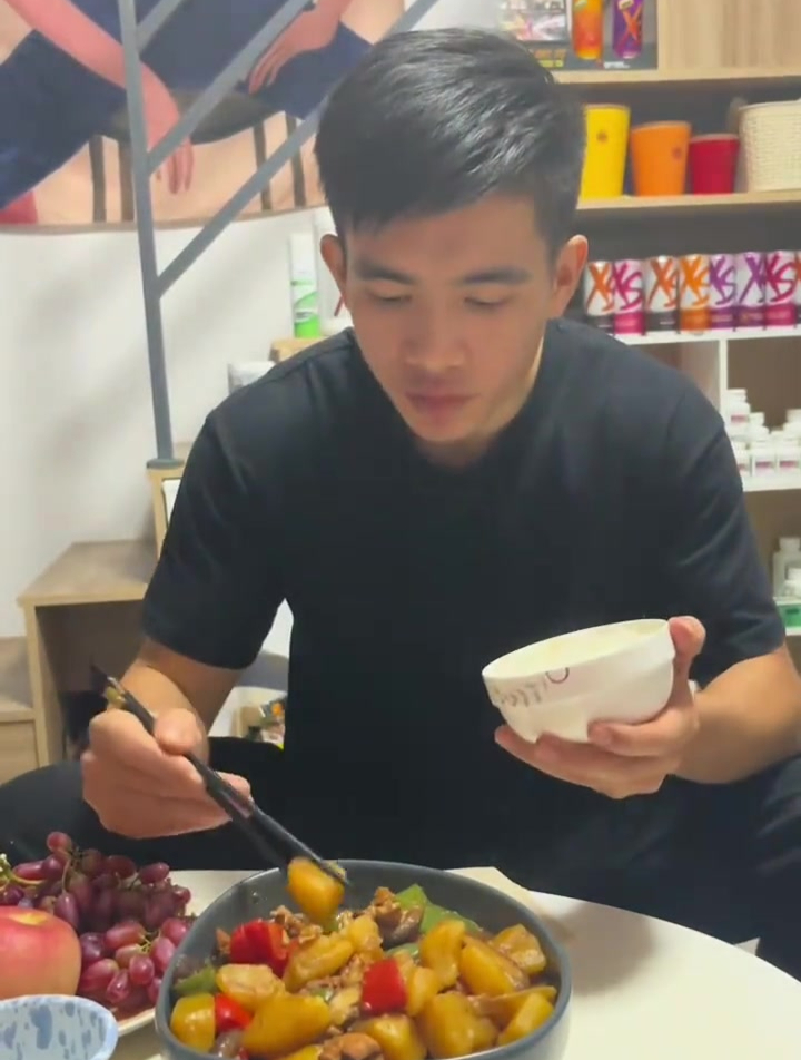 今天给大家吃个小鸡炖蘑菇和土豆
