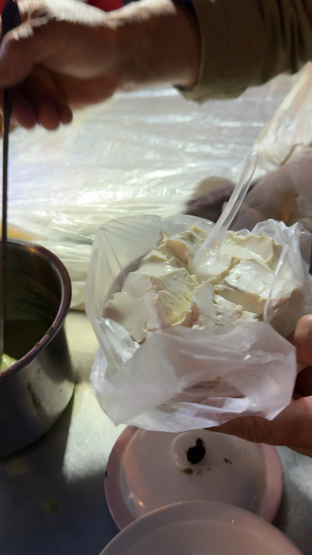 驻马店西平特色美食热豆腐2元1份,香椿酱辣椒酱免费