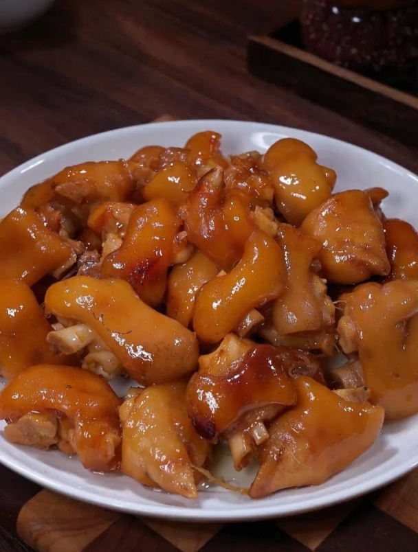 酒店名菜五指毛桃盐焗猪蹄的家常做法,皮脆肉嫩,Q弹有嚼劲