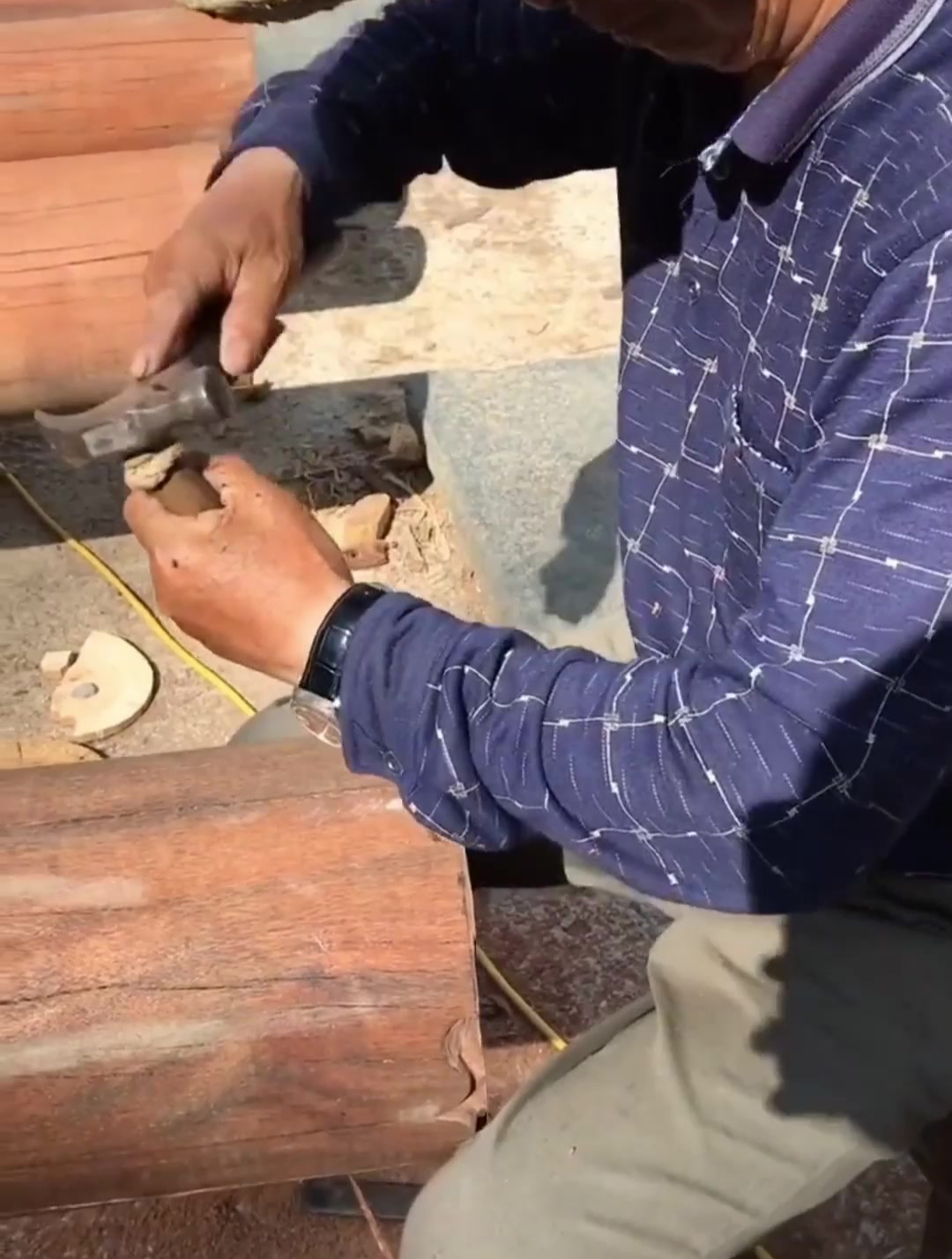 传统徽派建筑的特色,柱子底下都雕刻着如意蝠纹