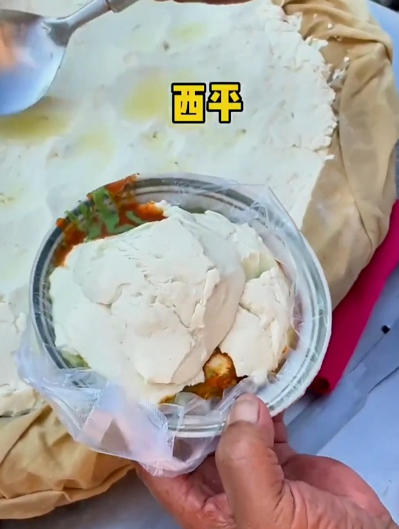 河南街头老式热豆腐,入口即化特别是淋上香椿酱真的好好吃