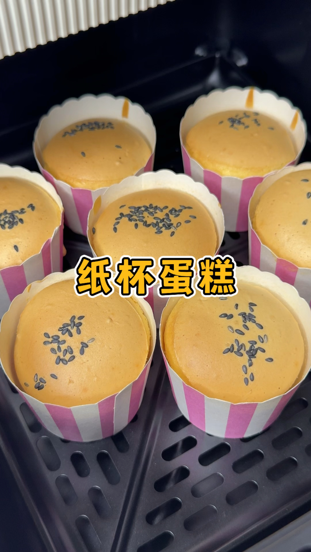 只要三种材料搅一搅就能做出蓬松香甜的纸杯蛋糕太简单啦