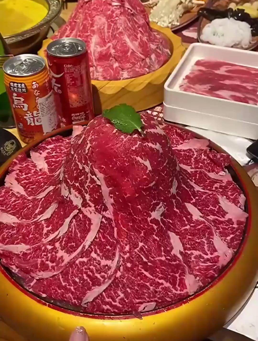 实现和牛自由了,大闸蟹大鲍鱼扇贝海螺,两盘寿司太香香了