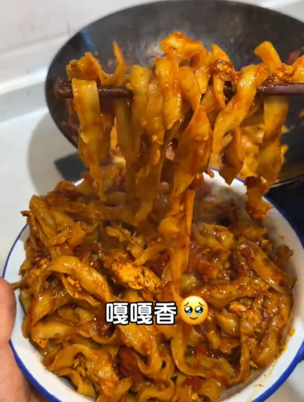 这道锅气十足的西红柿鸡蛋炒刀削面,口感劲道做法简单贼拉开胃!